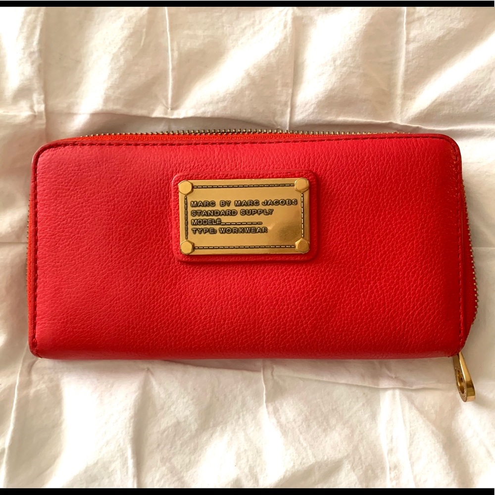 Marc Jacobs q slim zip around wallet